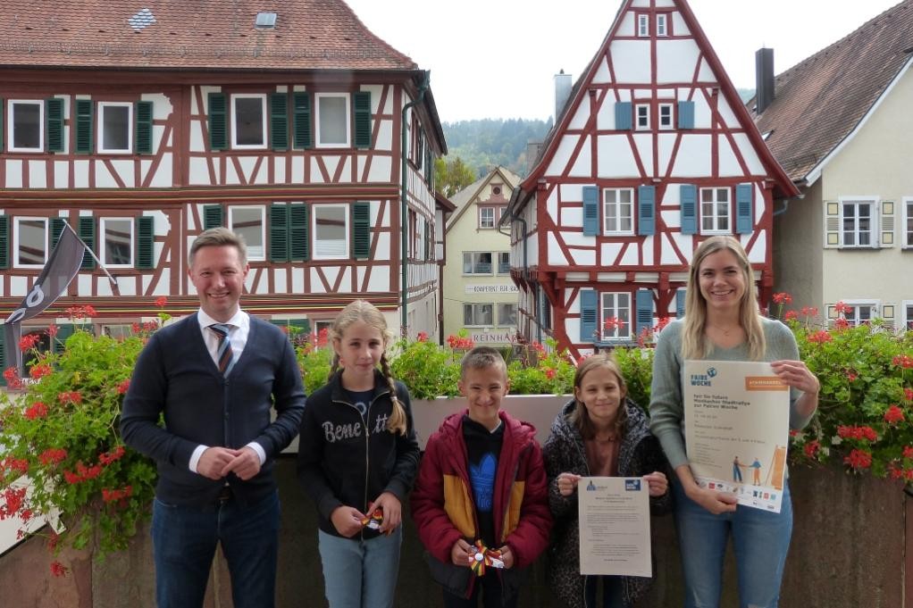 Gewinner*innen der „fair for future“-Stadtrallye bei der Preisübergabe im Rathaus (Foto: Stadt Mosbach)