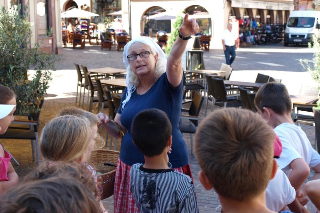 Magd Elsa lädt zur Führung ein. ©Stadt Mosbach