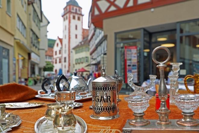Rares gegen Bares: In der Mosbacher Altstadt gibt es beim Antikmarkt einige Kuriositäten zu entdecken. Dabei kommen nicht nur Sammlerinnen und Sammler auf ihre Kosten. ©Wolf Hebbinckuys