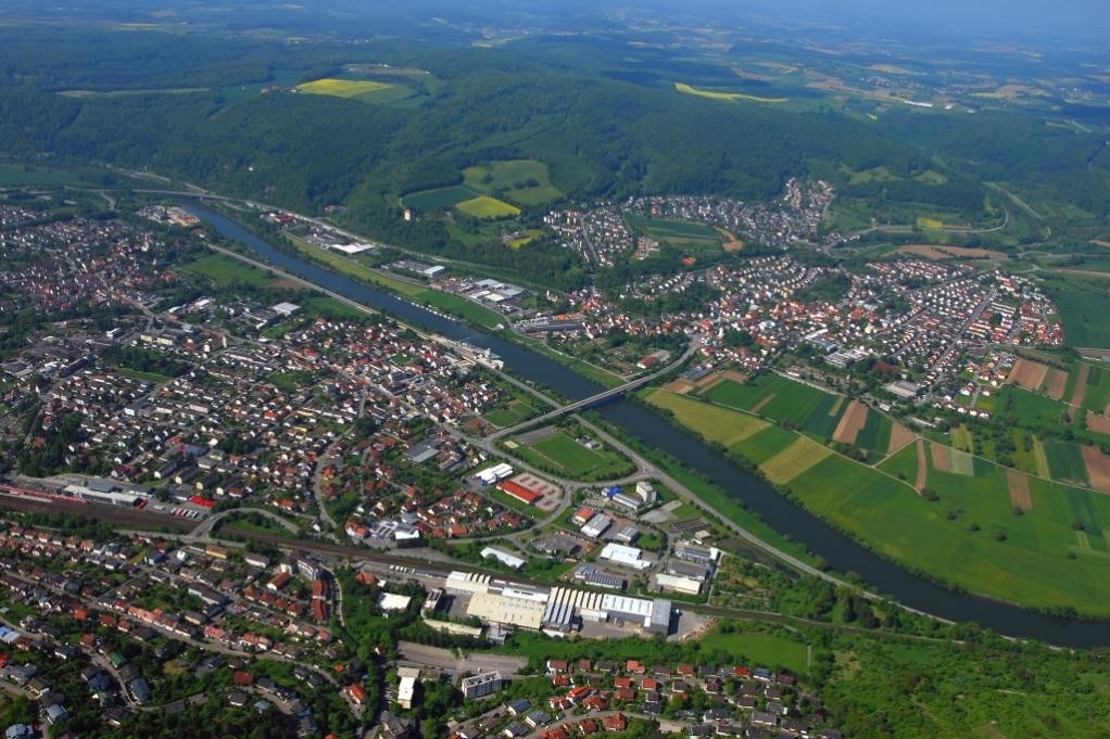 Das Luftbild zeigt den am Neckar gelegenen Stadtteil Diedesheim.