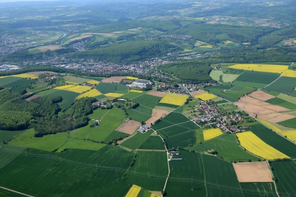 Das Luftbild zeigt mehrere Siedlungen und Höfe (Foto: Ralf Landauer)