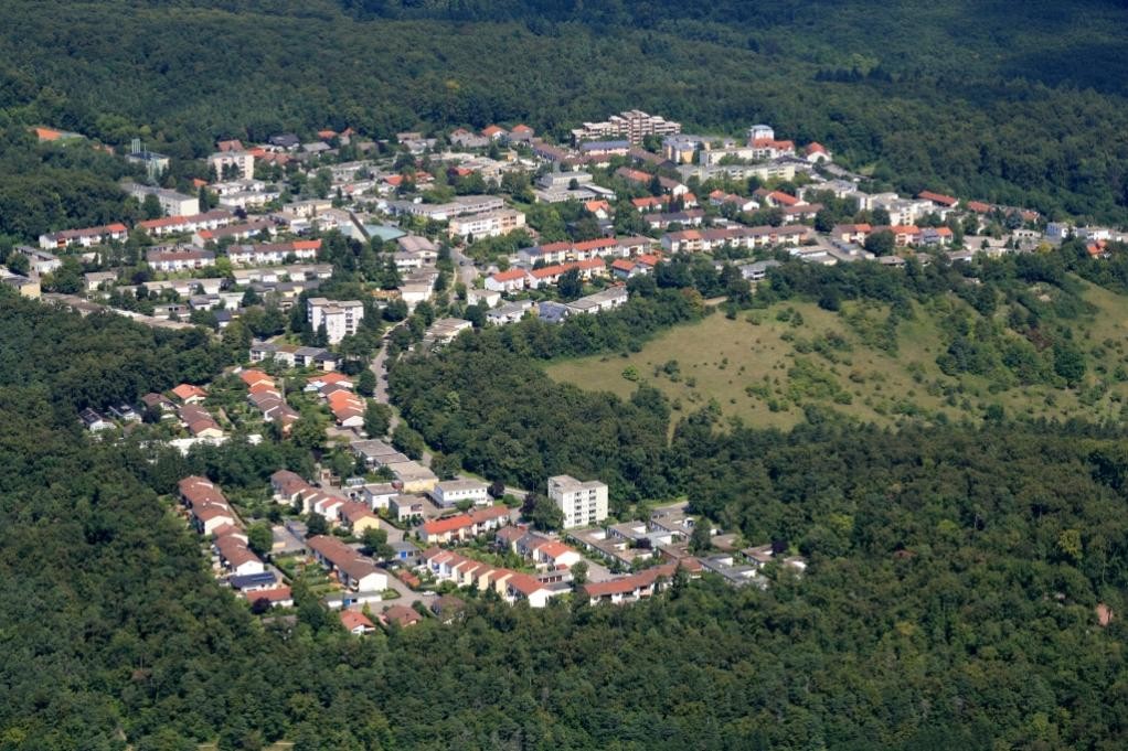 Luftbild mit Blick auf die Waldstadt.