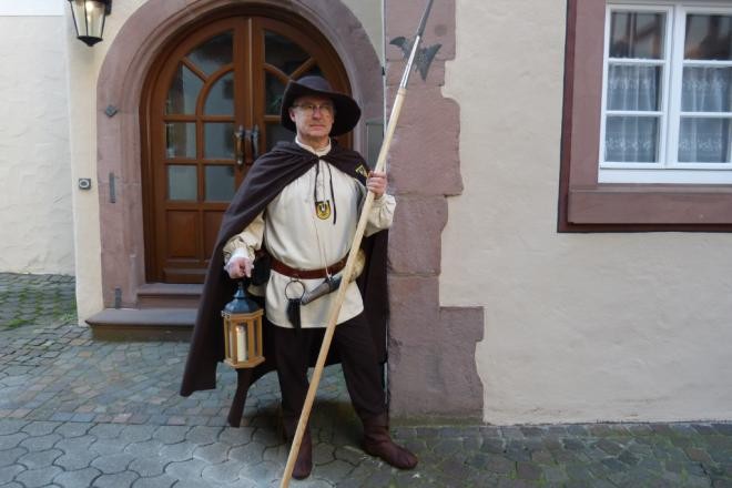Mit Laterne, Hellebarde und Signalhorn führt der Mosbacher Nachtwächter Bernd Heck Gäste auf stimmungsvollen Rundgängen durch die historische Altstadt. ©Stadt Mosbach