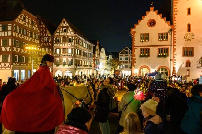 Ein Martinsumzug ist ein traditioneller Laternenumzug, der um den Martinstag am 11. November stattfindet, um den Heiligen Martin zu ehren. ©Thomas Kottal
