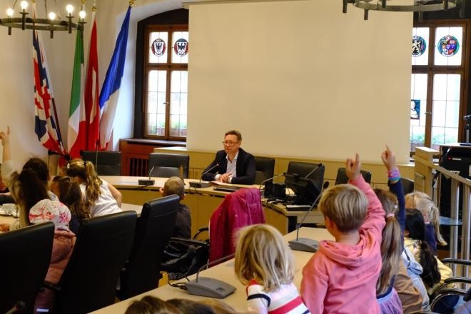 Beim Besuch im Mosbacher Rathaus erfuhren die Erstklässler Spannendes über ihre Stadt – Oberbürgermeister Stipp stand Rede und Antwort. ©Stadt Mosbach