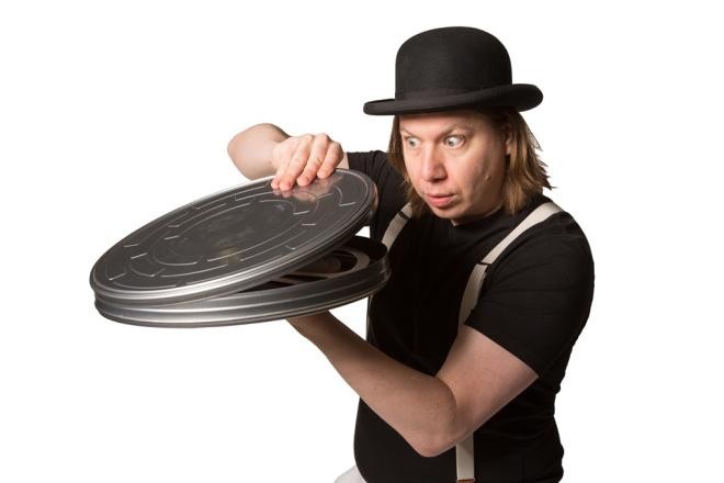 Ralph Turnheim gibt stummen Filmen Stimme. Live, lyrisch & wienerisch. Als einziger Kinoerzähler im deutschen Sprachraum haucht er Klassikern neues Leben ein. ©Ralph Turnheim