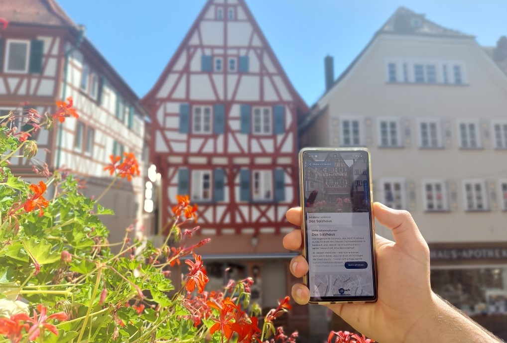 Mithilfe von Augmented Reality machen die Anwender der Zeigmal-App eine Zeitreise in die Vergangenheit. Historische Bilder erscheinen genau dort, wo sie gemacht wurden. ©Stadt Mosbach