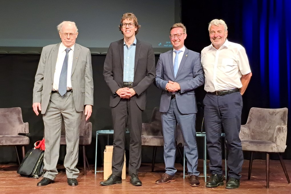 HGB-Stiftungsgründer Dr. Brauch , Preisträger Dr. Ide, Oberbürgermeister Julian Stipp und der Stellvertretende Vorsitzende der HGB-Stiftung, Dr. Hans Happes. HGB-Stiftungsgründer Dr. Brauch , Preisträger Dr. Ide, Oberbürgermeister Julian Stipp und der Stellvertretende Vorsitzende der HGB-Stiftung, Dr. Hans Happes.