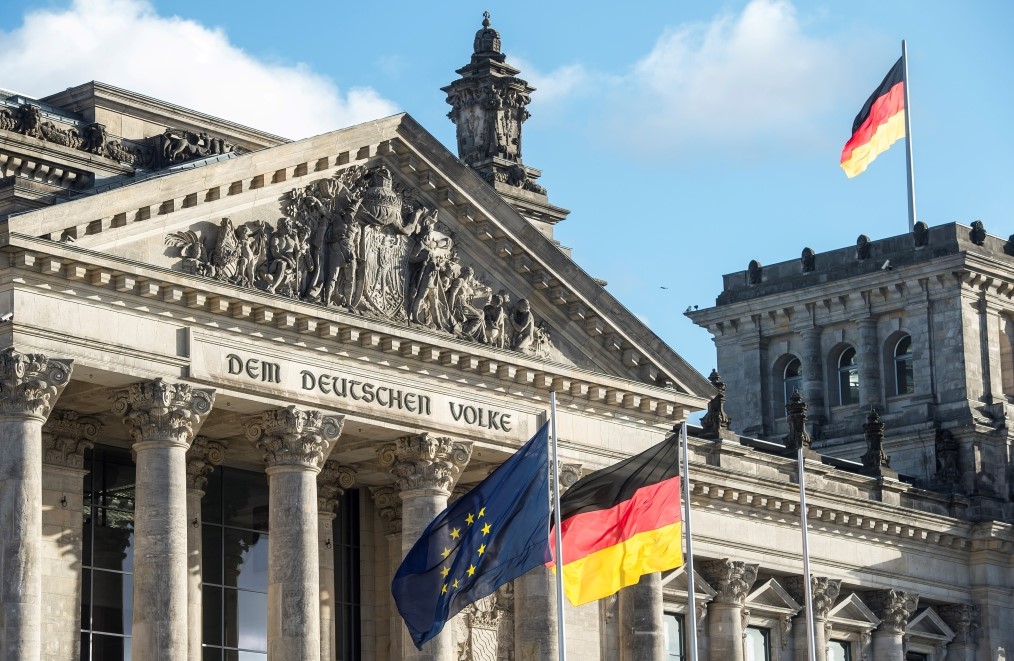 Reichstagsgebäude mit Flaggen, (c) DTB_Simone M. Neumann